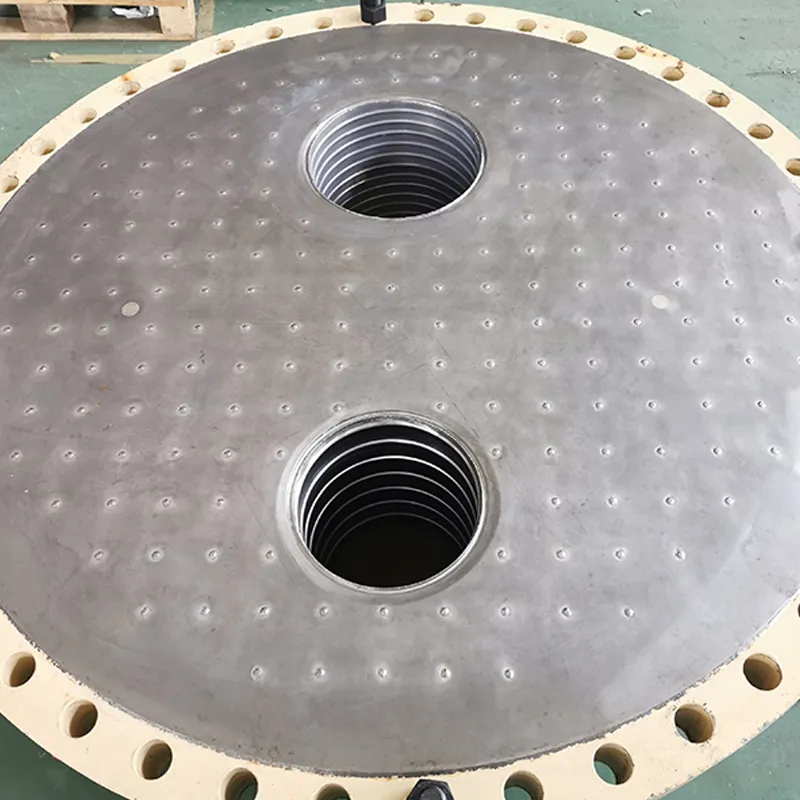 2.Торцевая крышка оборудования с танталовой футеровкой.1